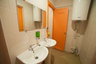 Гостиница Hostel Dom Новосибирск Кровать в 8-местном общем мужском номере-4